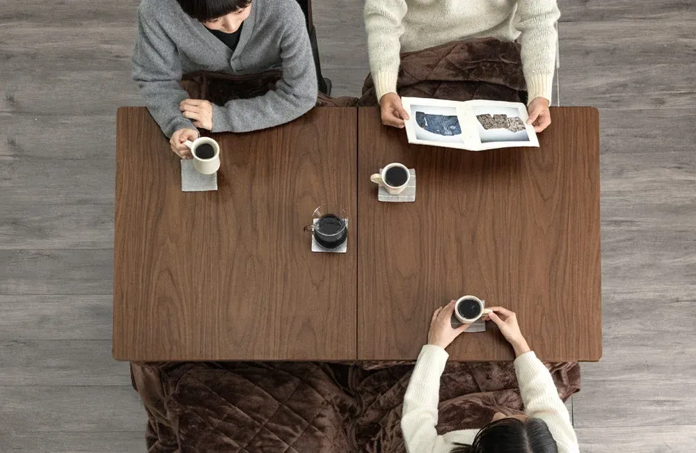 こたつを囲む人々