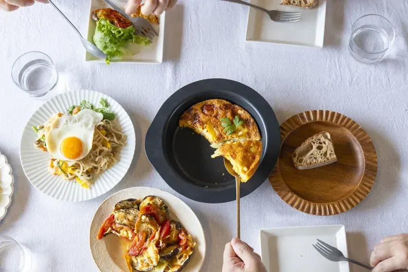 様々な料理が並ぶ食卓