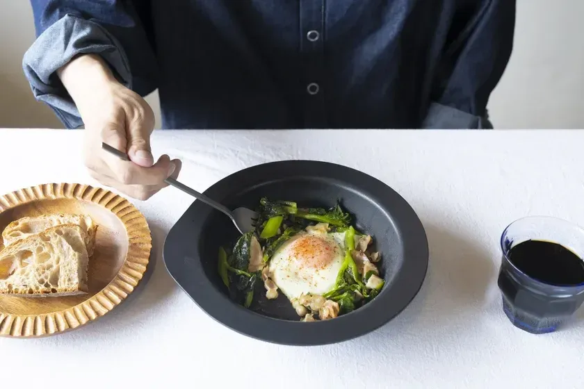 目玉焼きと野菜が盛られたDISH GRILL