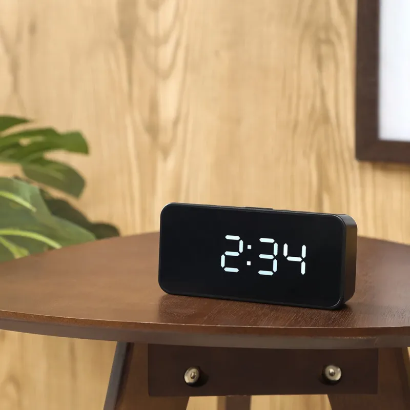 LEDデジタル置時計が配置された室内の様子