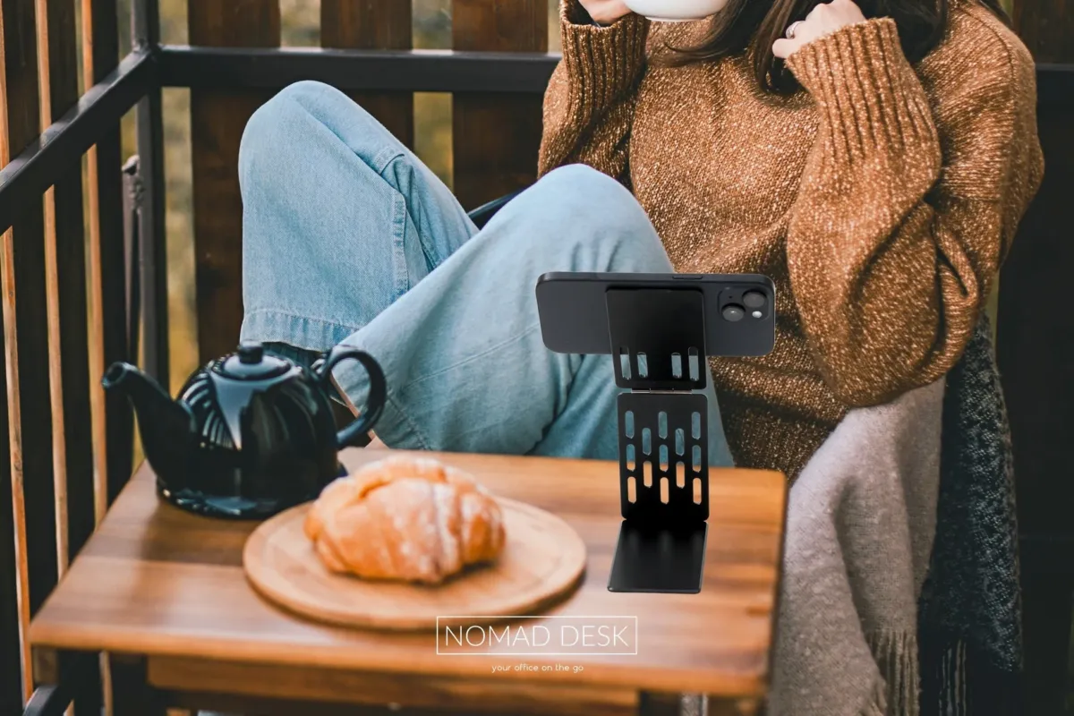 女性,バルコニー,リラックス,スマートフォン,スマホスタンド,ティーポット,パン,コーヒータイム,セーター,デニム,リモートワーク,モバイルワーク,屋外