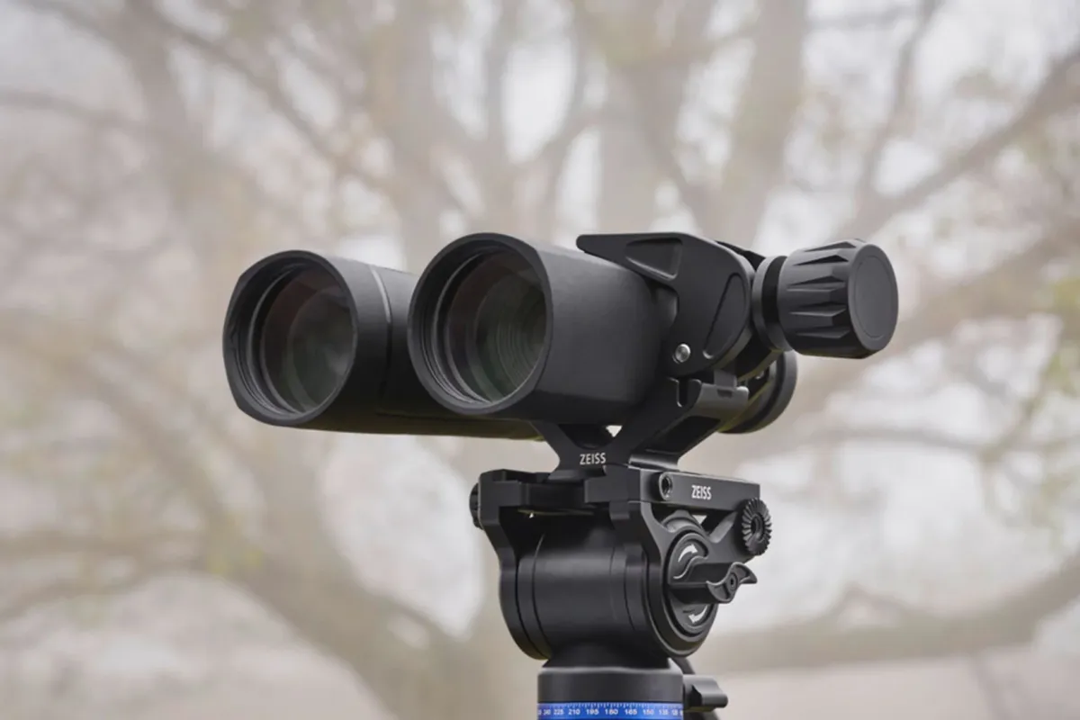 三脚に固定されたZEISS双眼鏡