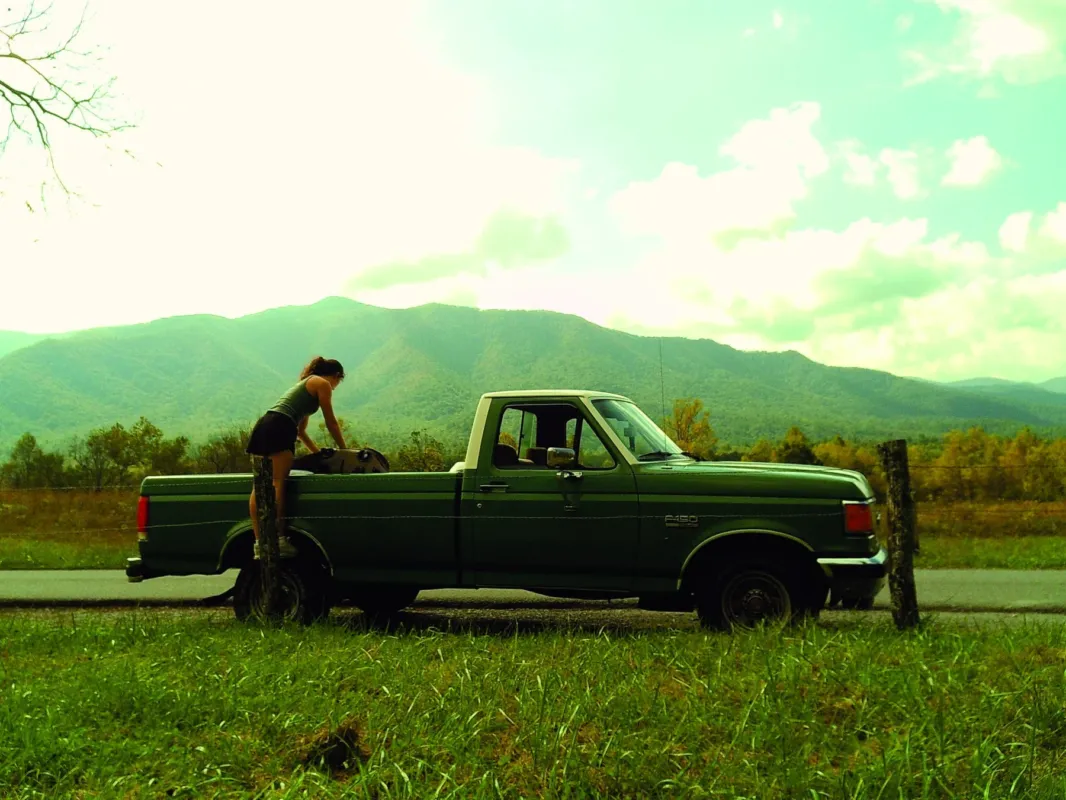 ピックアップトラックと女性