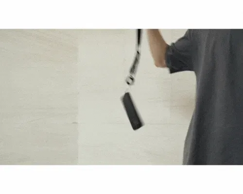 ストラップに繋がれたデバイスを振り回す様子