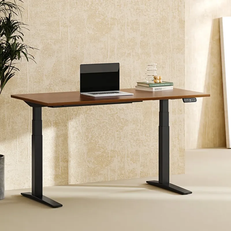 スタンディングデスクとオフィスチェアのあるモダンなホームオフィス