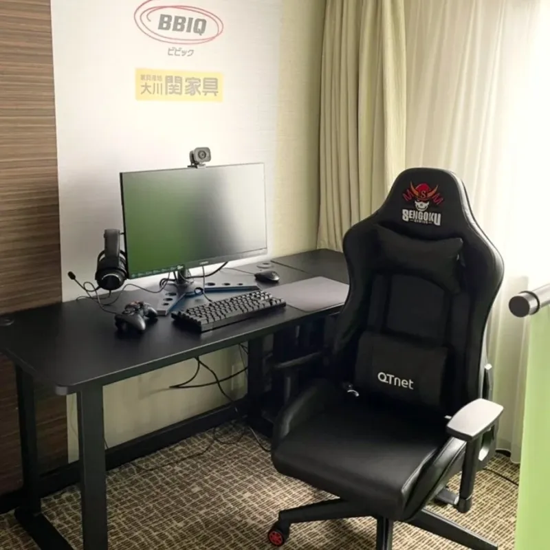 eスポーツルーム ゲーミングPCとディスプレイ