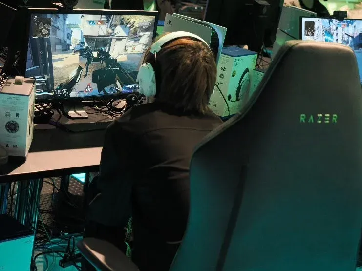 ゲーミングチェアでプレイするゲーマー