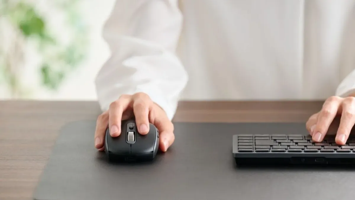 デスクでマウス操作