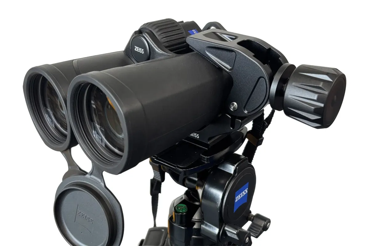 三脚に装着されたZEISS双眼鏡のクローズアップ