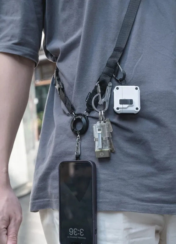 ストラップにスマホや鍵などをつけている様子