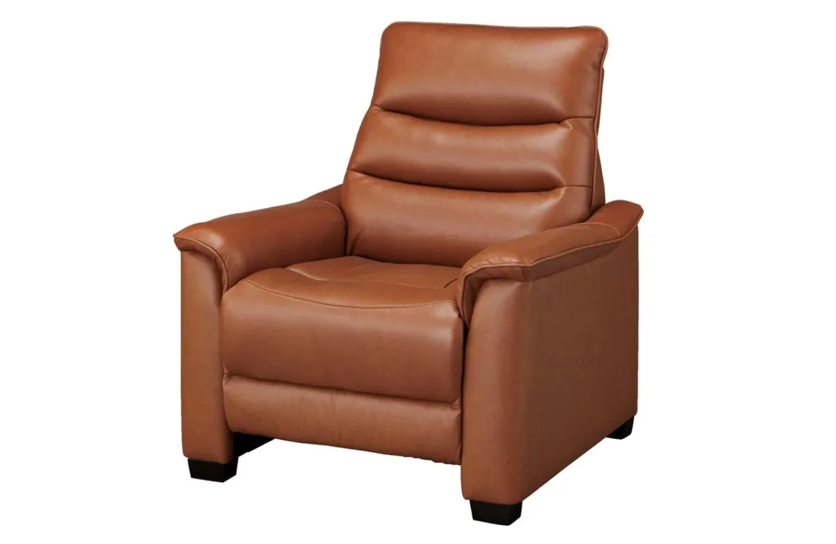 白い背景に置かれた、茶色の革製リクライニングチェアの画像です。ふかふかとした座面と背もたれが特徴で、リビングや書斎でのリラックスタイムに最適な家具です。