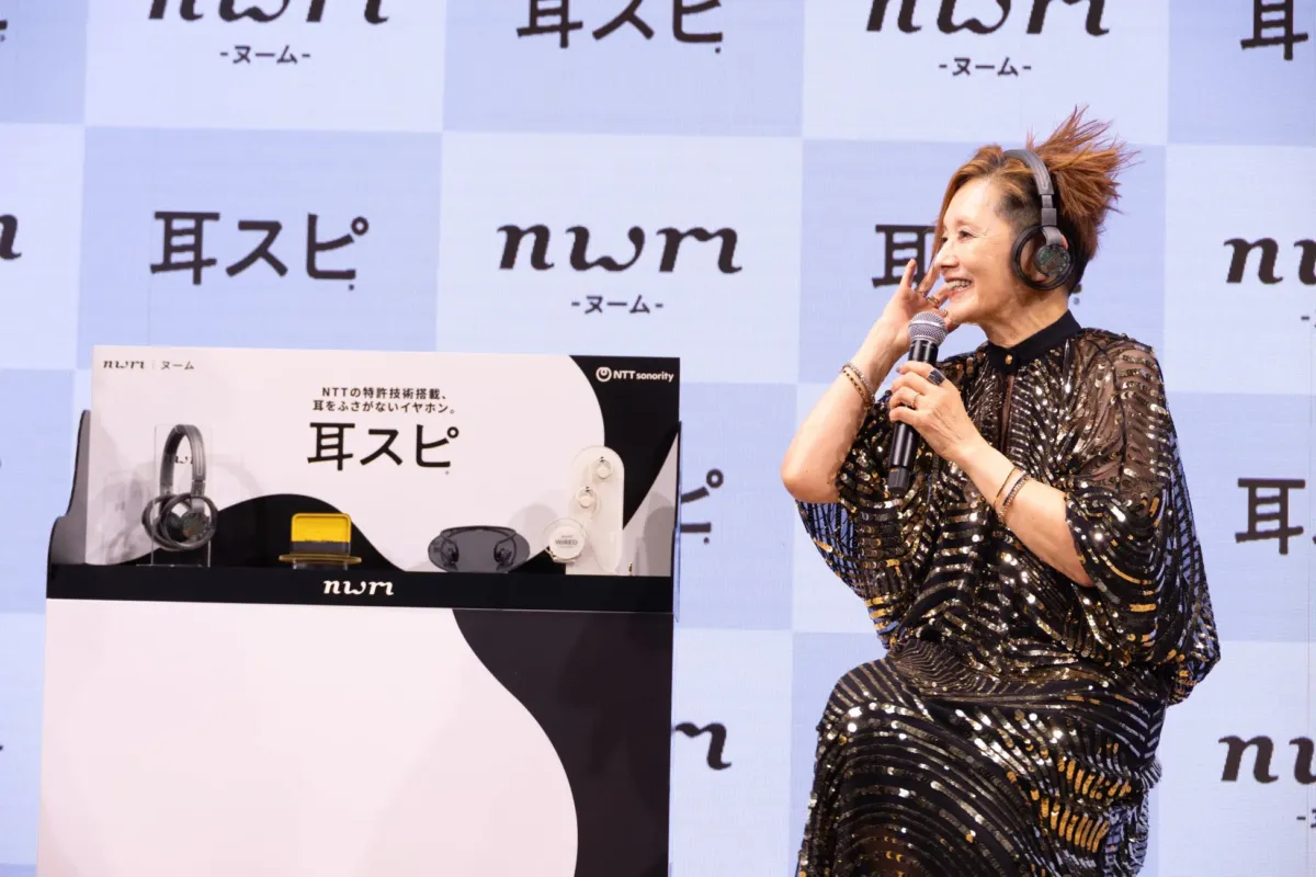 耳スピを装着し笑顔を見せる夏木マリさん
