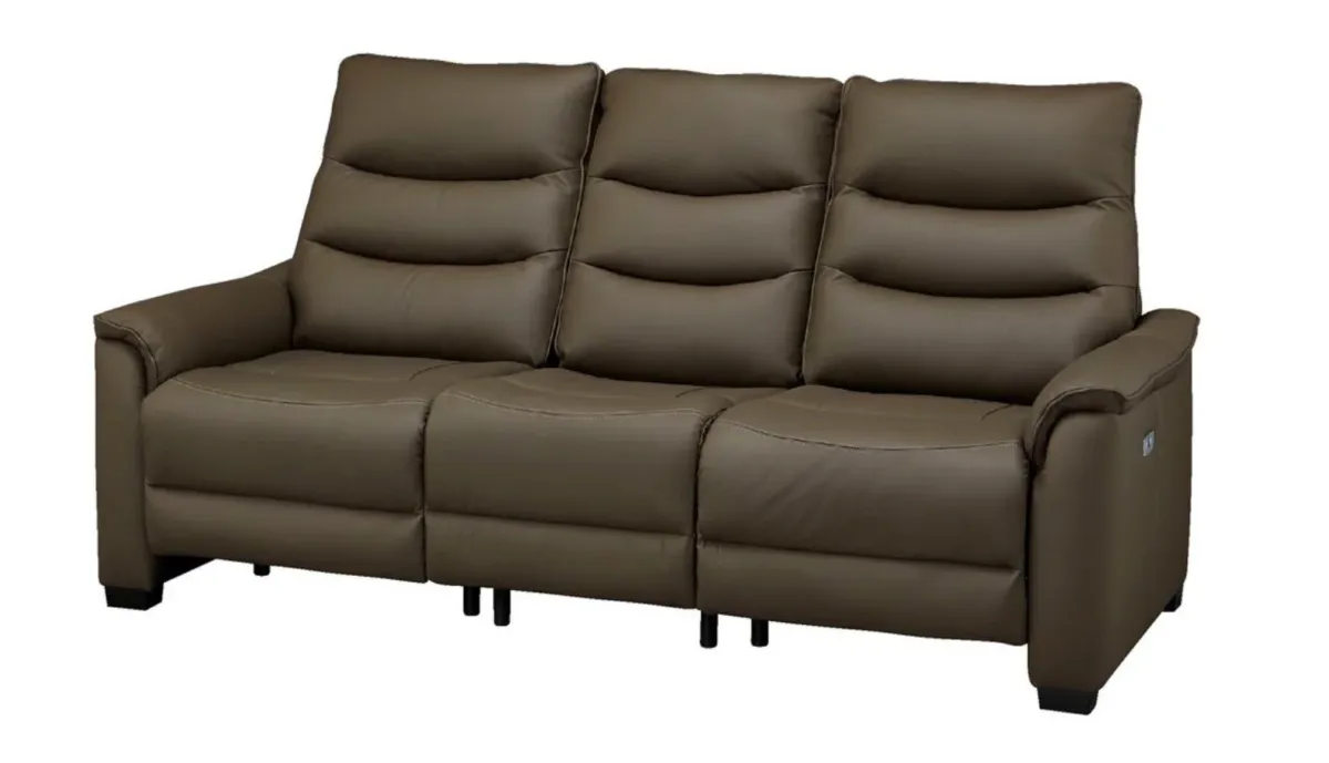 白い背景に置かれた、茶色の3人掛けリクライニングソファです。革製で、快適な座り心地を提供するモダンなデザインが特徴です。
