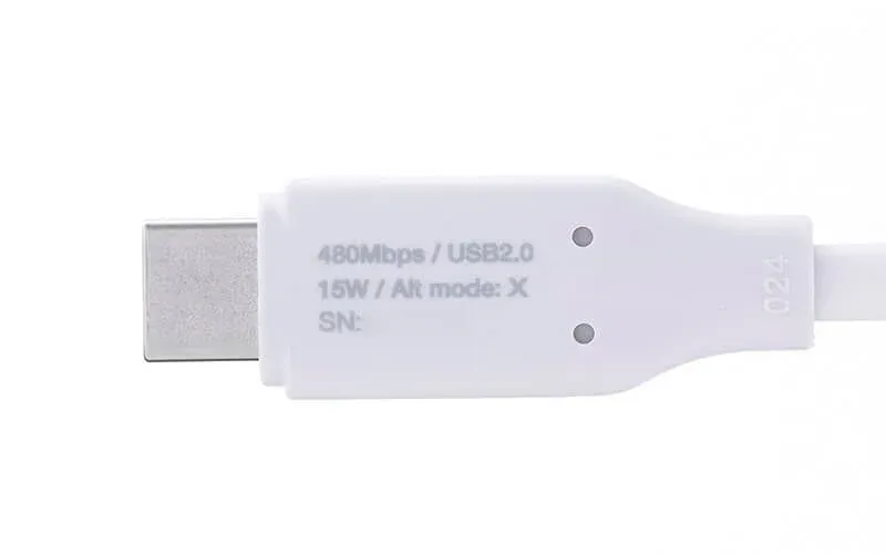 白いUSBケーブルのコネクタ部分がクローズアップされた画像