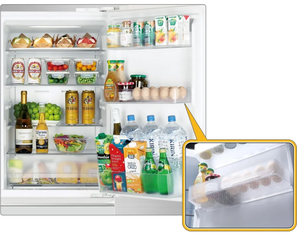 キッチンスペースに設置されたAQUA 3ドア冷凍冷蔵庫「AQR-31A」