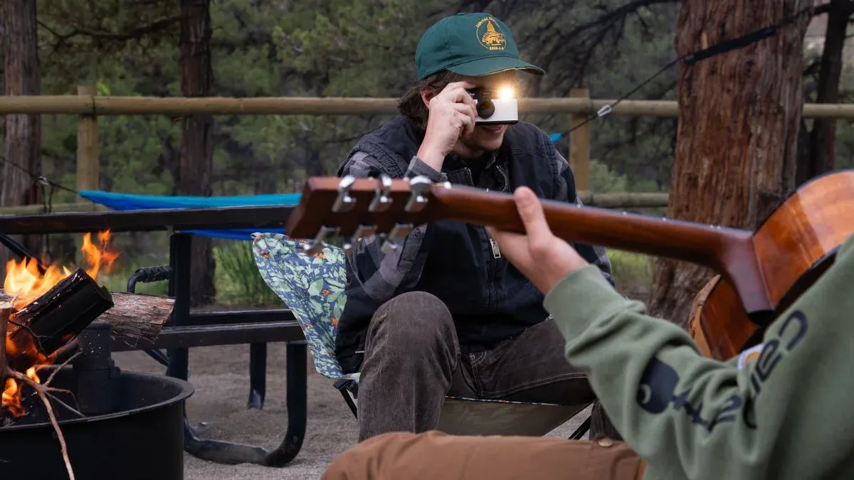 焚き火を囲む友人たち