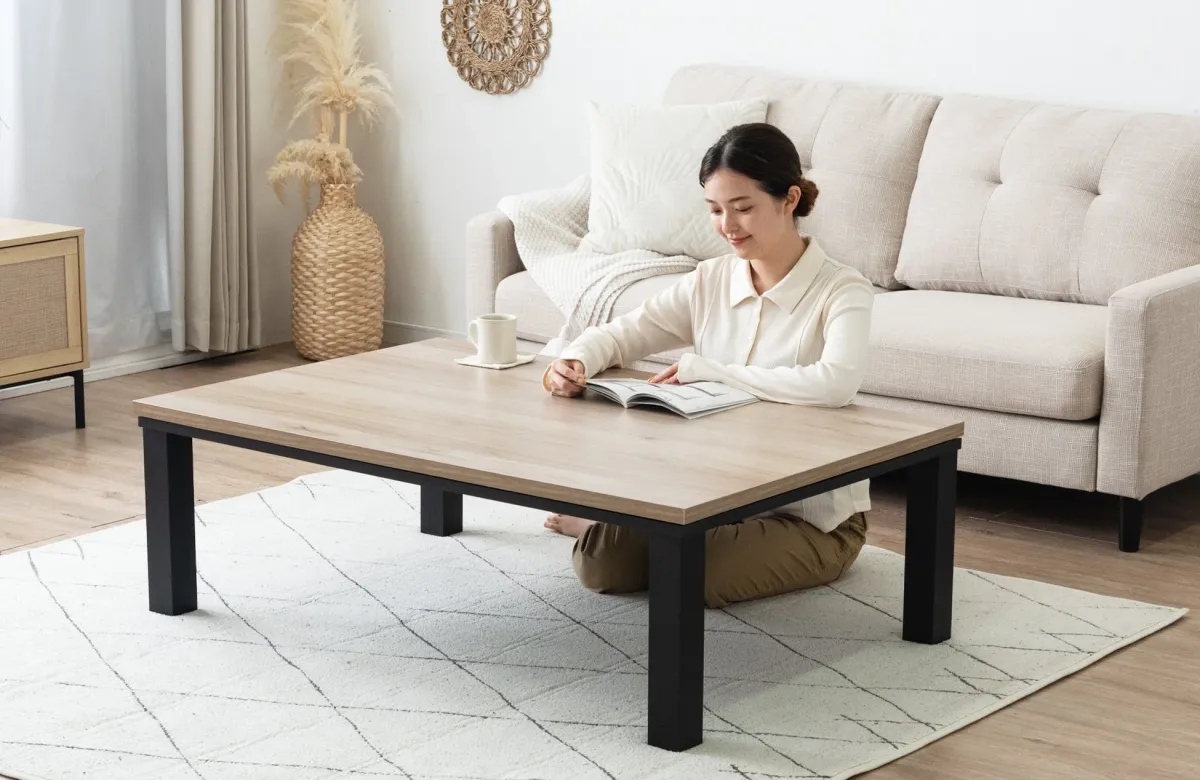 リビングで読書する女性