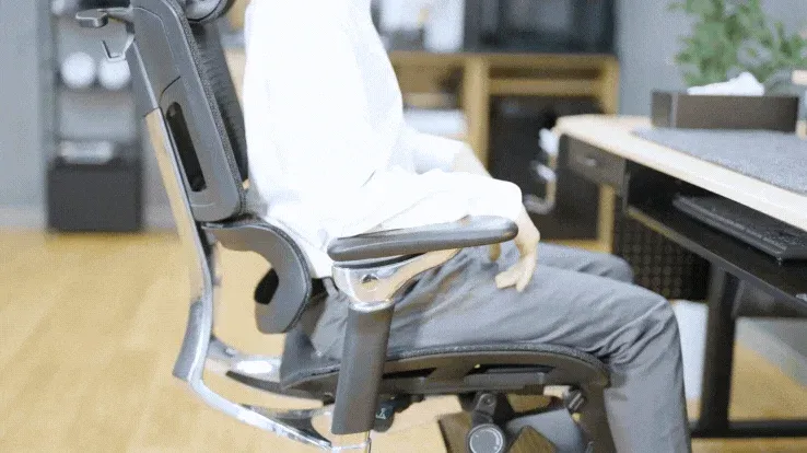 人間工学に基づいたオフィスチェアに座っている人物