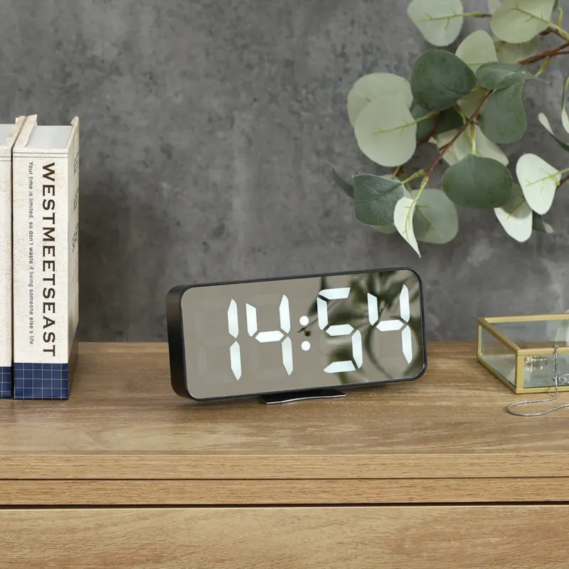 デジタル置時計 ラージミラーサーフェスが配置された室内の様子