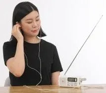 イヤホンでラジオを聞く女性