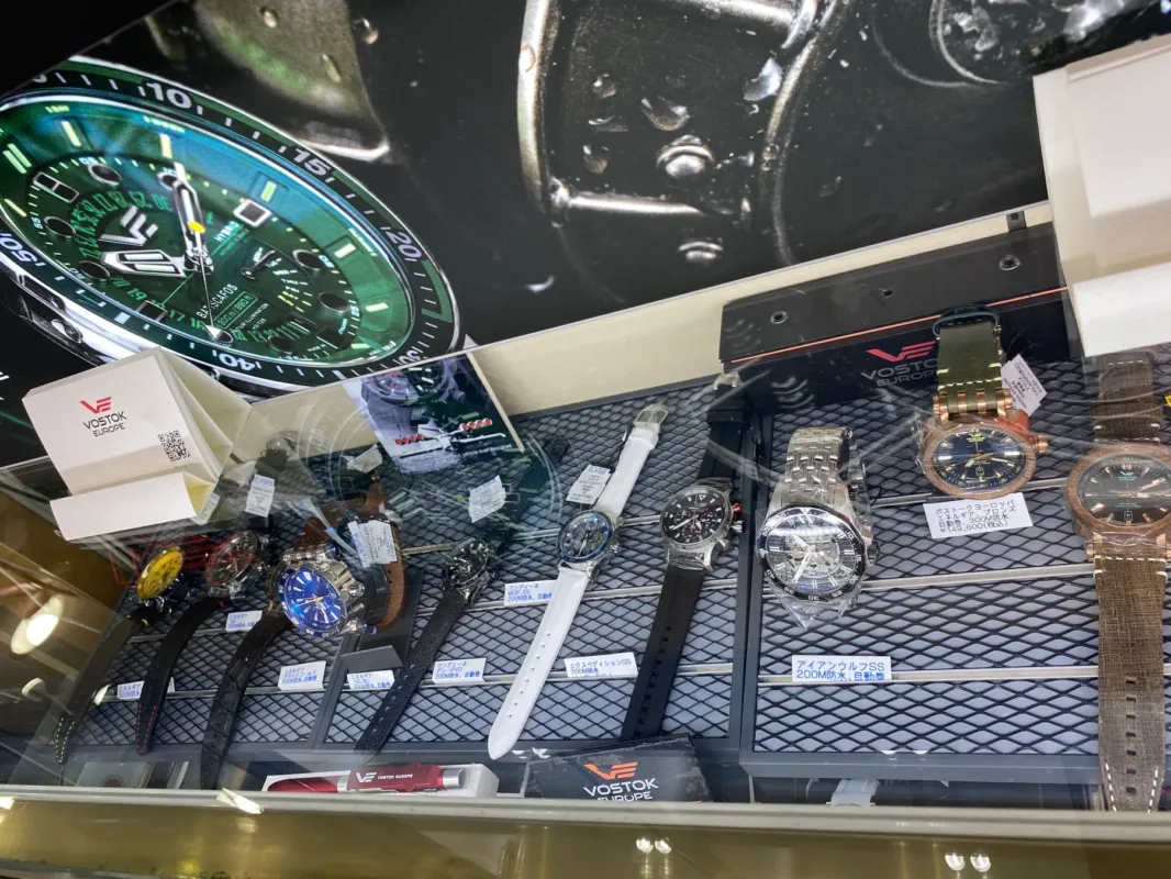 TSホリウチの店内とVOSTOK EUROPEの時計