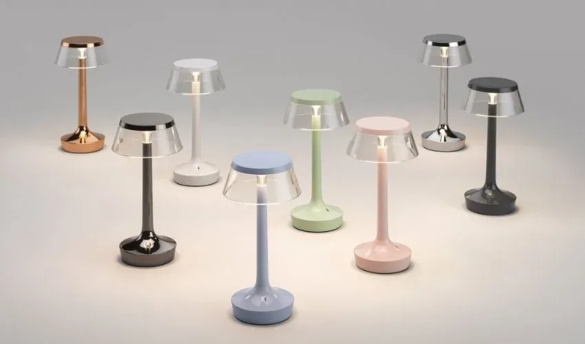 様々な色のテーブルランプ