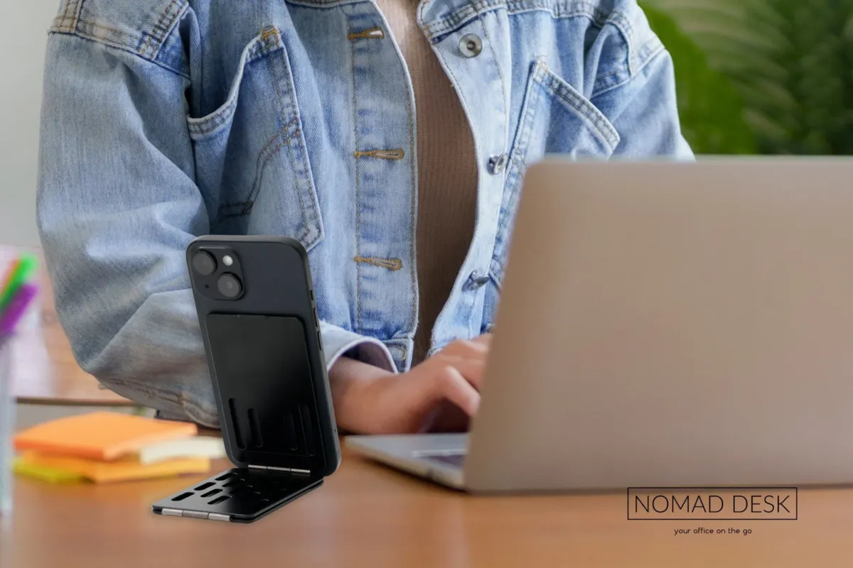 働く,ノートパソコン,スマホ,スマホスタンド,デニムジャケット,オフィス,リモートワーク,モバイルワーク,テレワーク,デスクワーク,カジュアル,生産性,自宅,カフェ,ガジェット
