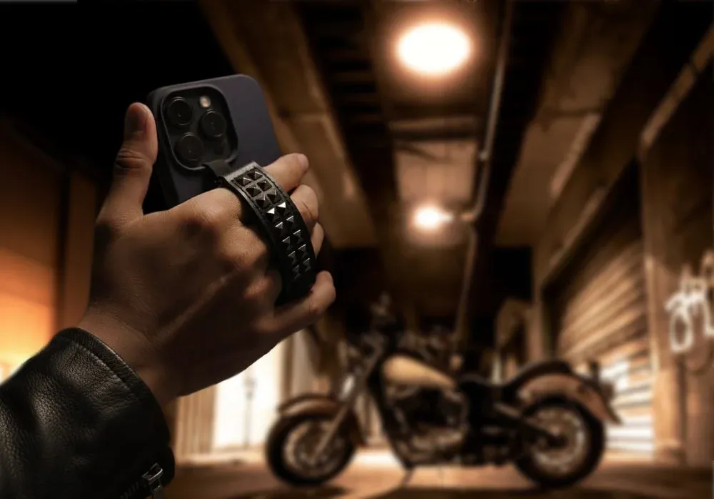 ライダースジャケットとスマホ