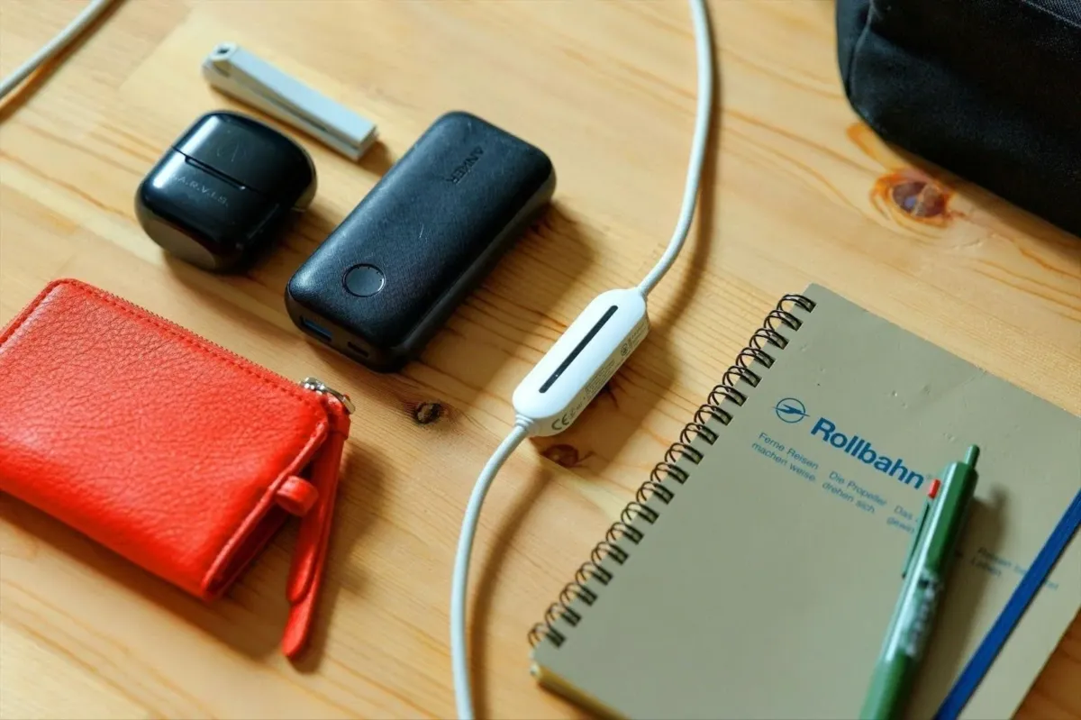 モバイルバッテリーやガジェットと並べられたサクッとWi-Fi light