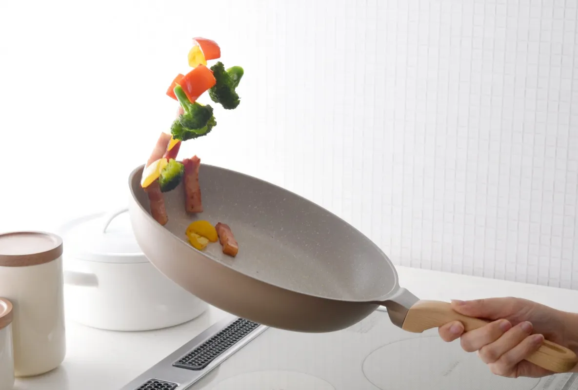 IHクッキングヒーターで調理中のフライパン