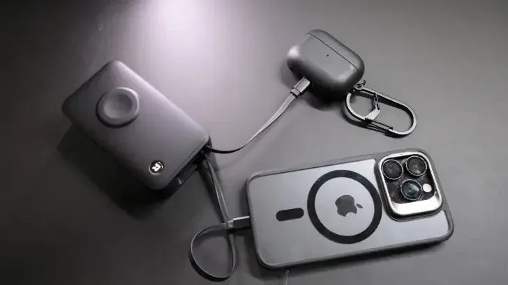 MagSafe対応iPhoneとApple Watch、AirPodsを充電中のRORRY Hシリーズ