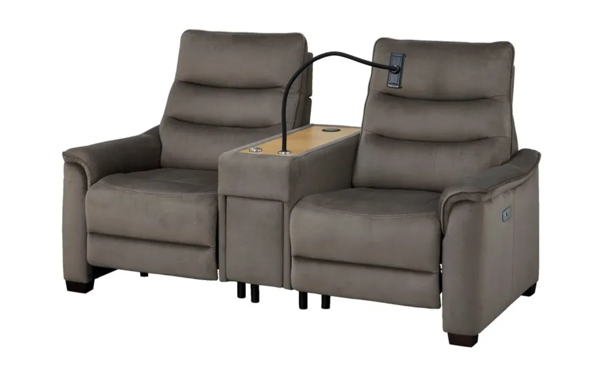 中央にコンソールを備えたグレーの2人掛けリクライニングソファです。コンソールにはカップホルダーとタブレットホルダー付きのフレキシブルアームがあり、ホームシアターなどに適したモダンで快適なデザインです。