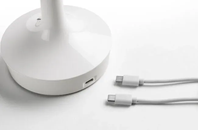 白いデバイスとUSB-Cポート