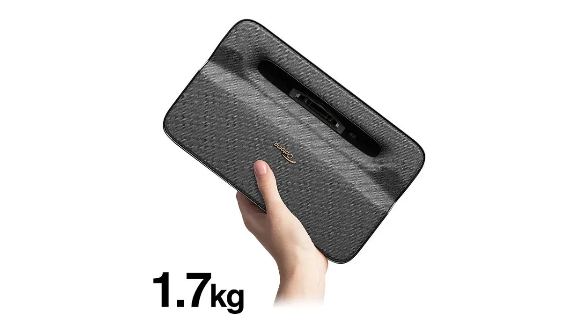 手で持たれたOptoma製の黒いポータブルプロジェクター