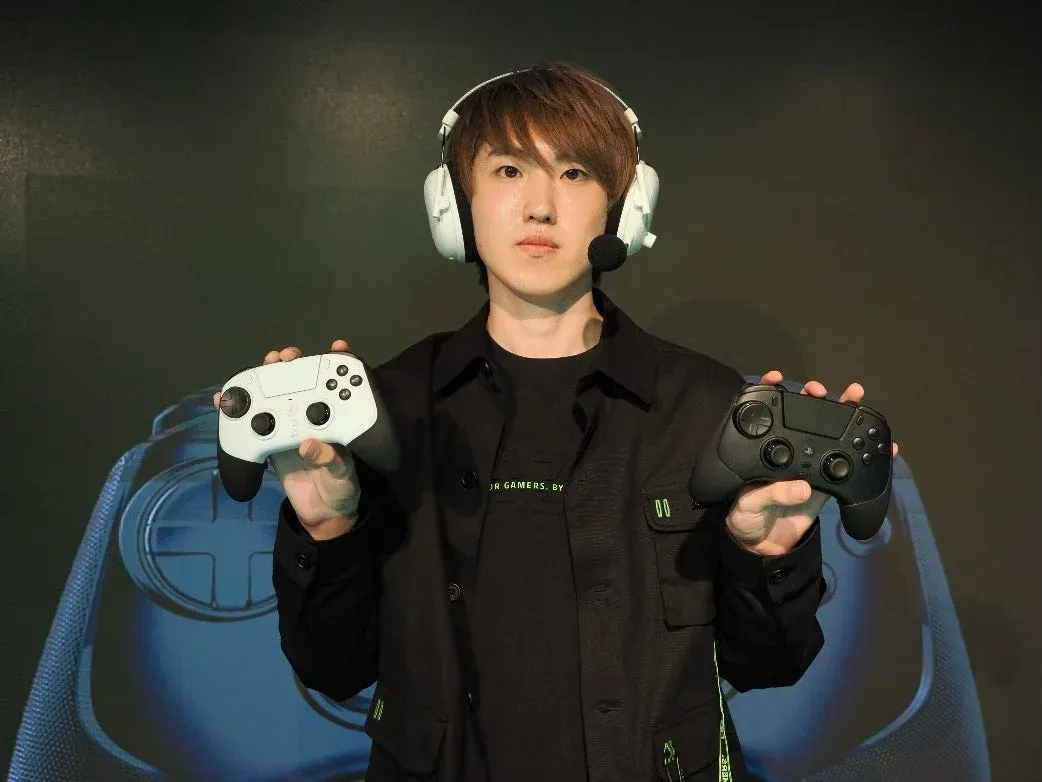 Razerのゲーミングデバイスを手にポーズをとるプロゲーマー