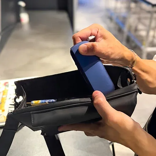 物を入れる様子