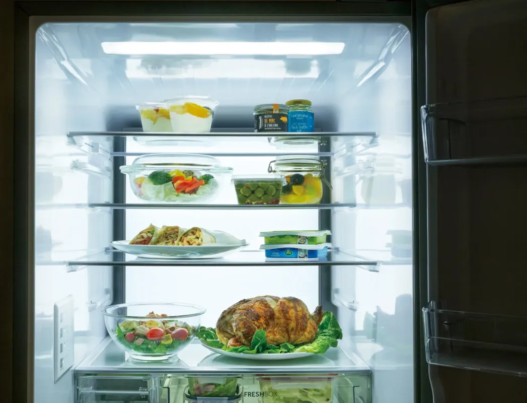 冷蔵室に整理された食品と明るい照明