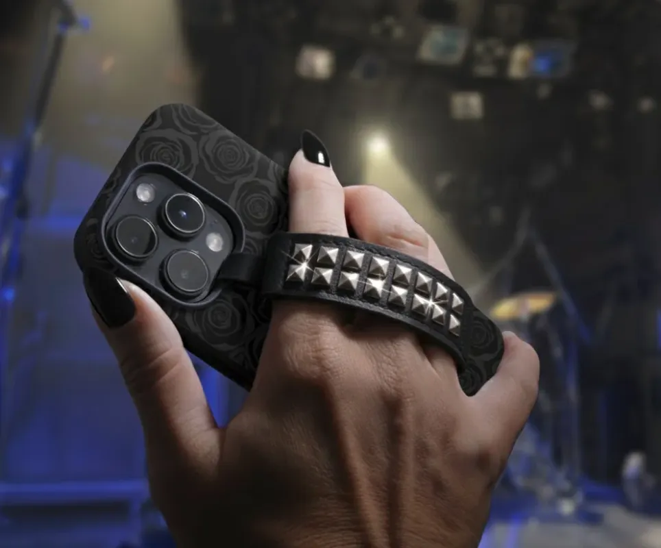 スマホを握る手とスタッズ