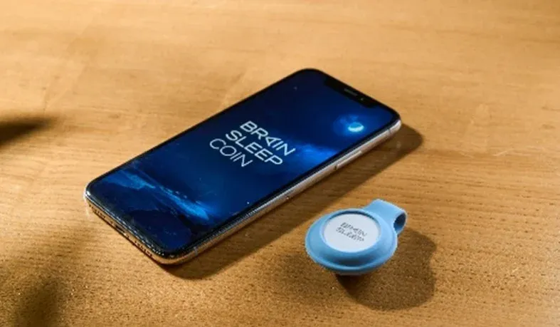 スマートフォンとブレインスリープ コイン デバイス