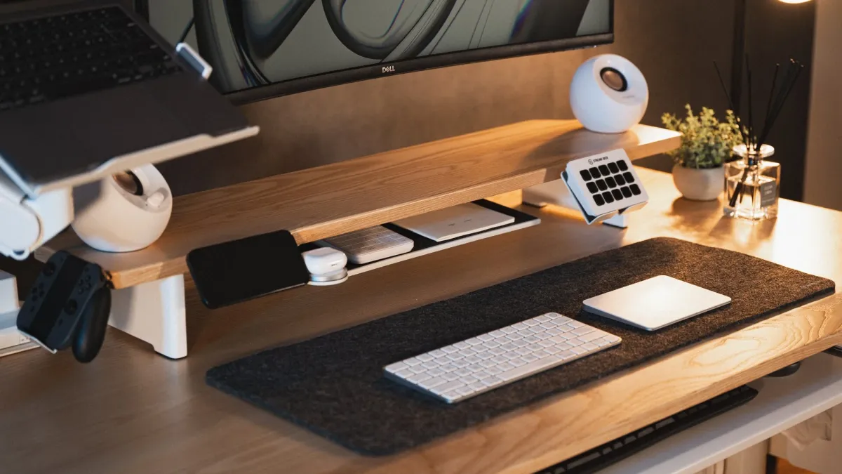 最新のガジェットが整然と並べられた、モダンで機能的なデスク環境