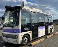 白と紫色の自動運転バス