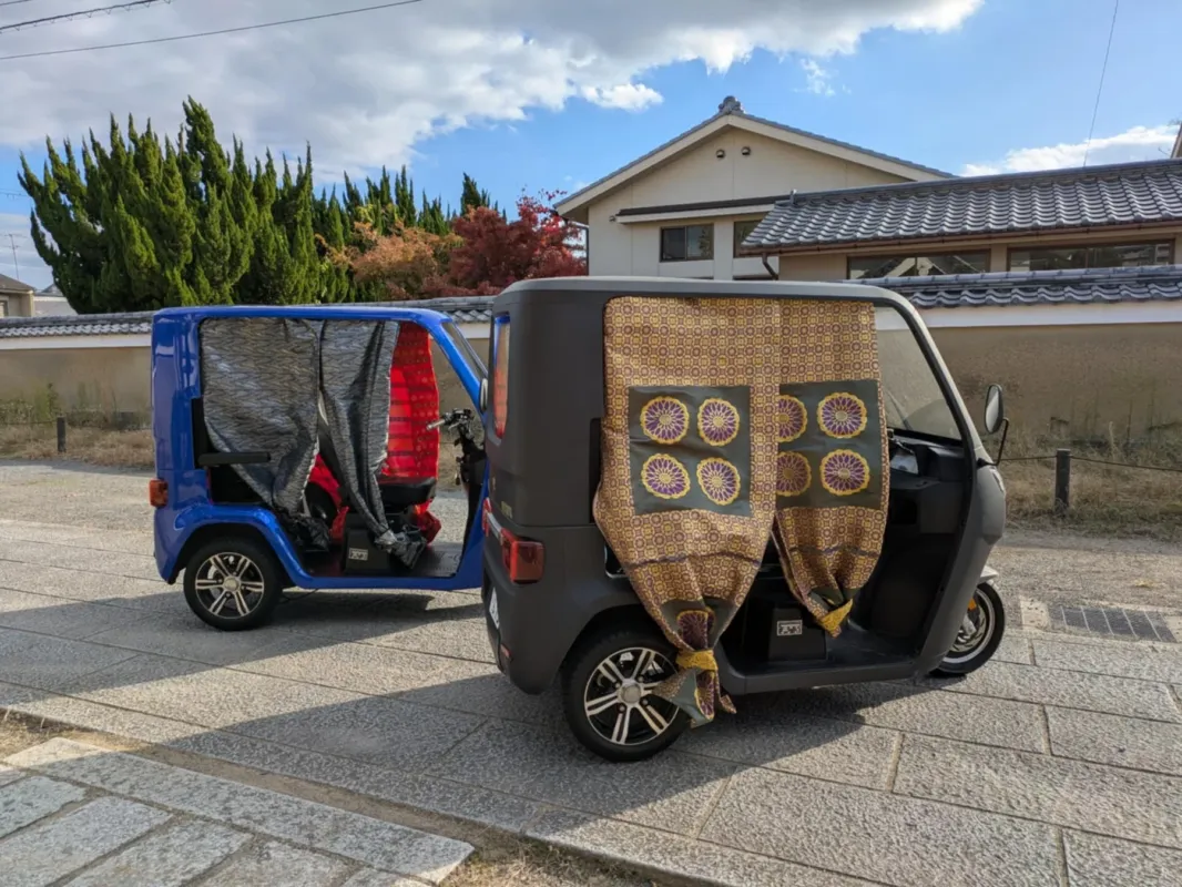 日本の街並みと電動三輪車