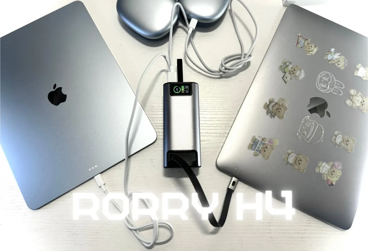 MacBookとAirPods Maxを充電中のRORRY Hシリーズモバイルバッテリー