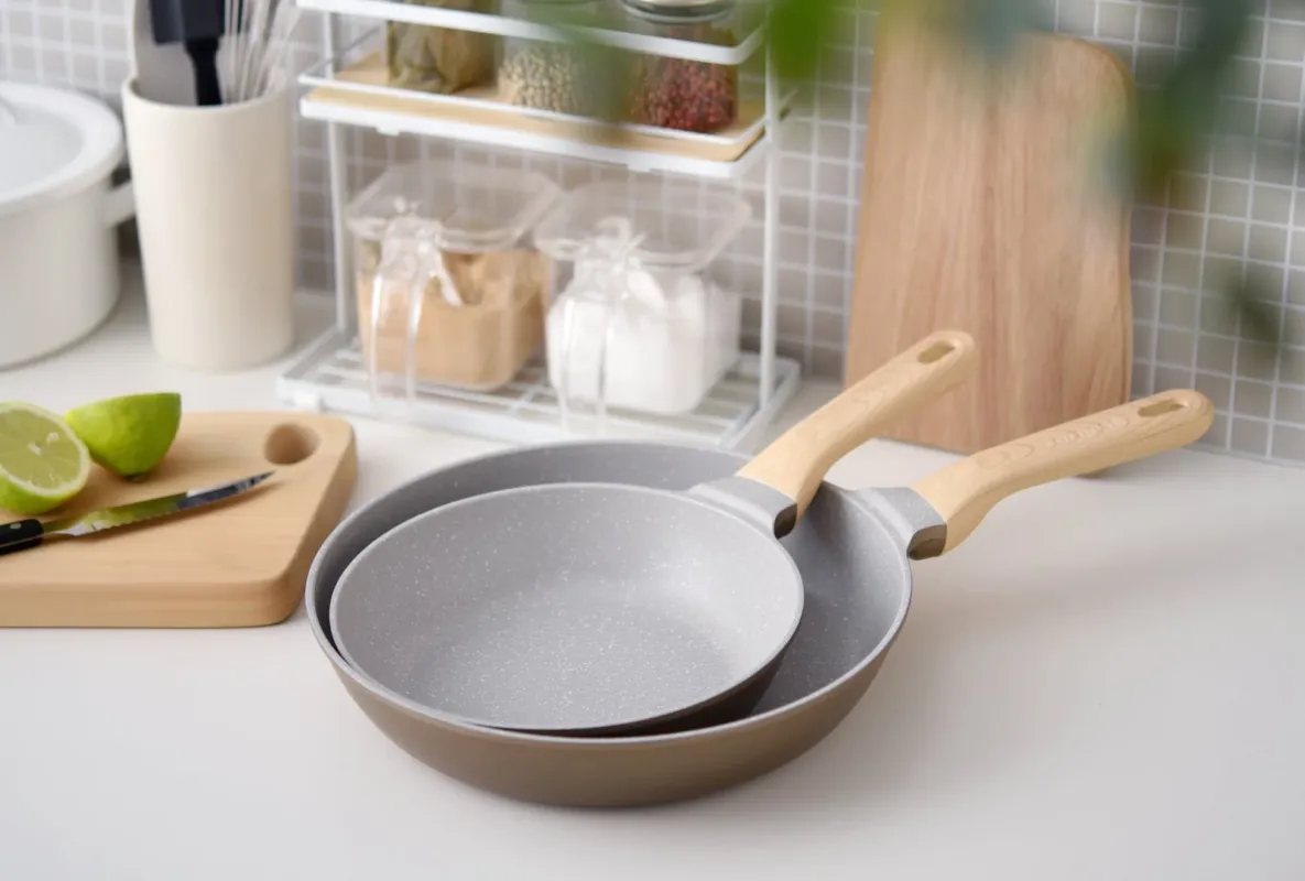 キッチンに置かれたフライパン