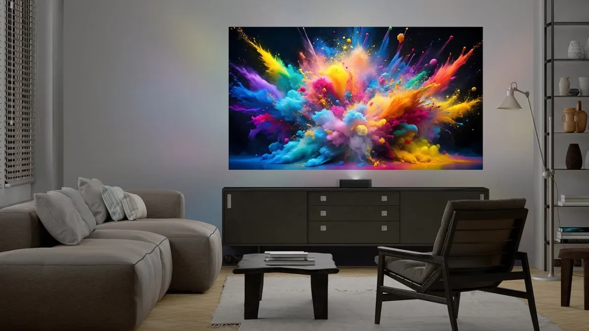 モダンなリビングルームで、壁に投影された大画面に色彩豊かな粉塵が爆発するような抽象的なアートが映し出されています。快適なソファと椅子が配置され、リラックスできる空間です。