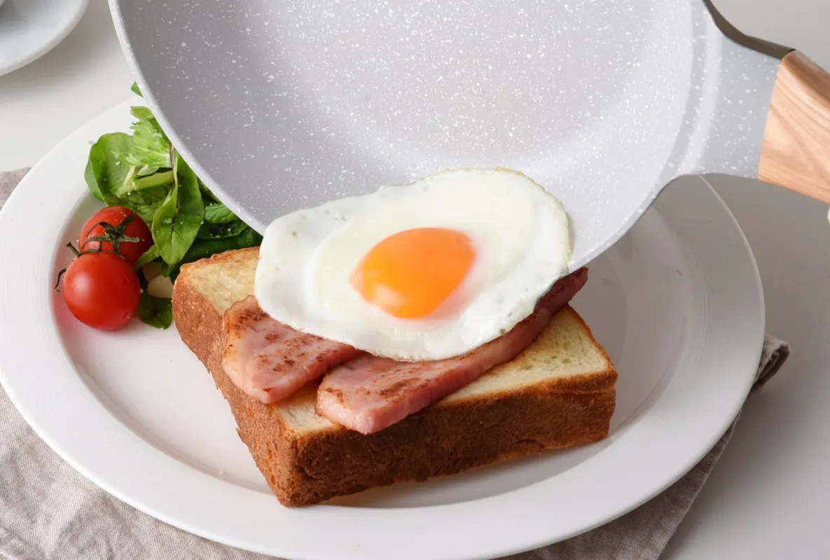 フライパンで調理された目玉焼き