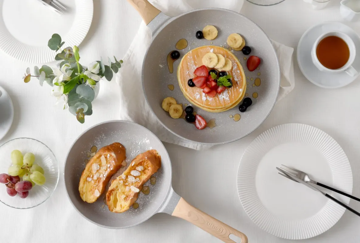 食卓に並べられたフライパン