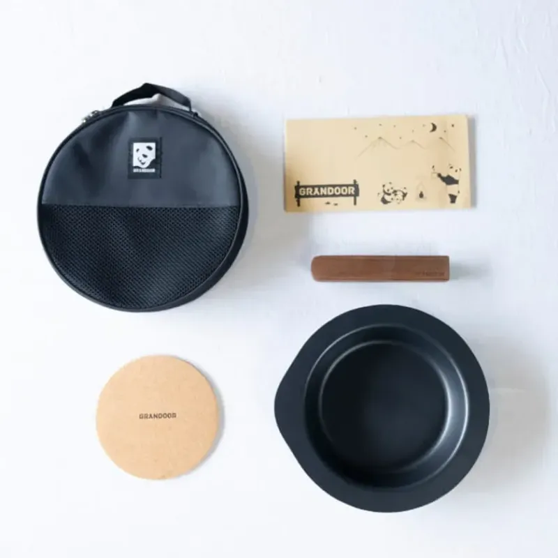 DISH GRILLと収納ケースなどのアウトドア用品