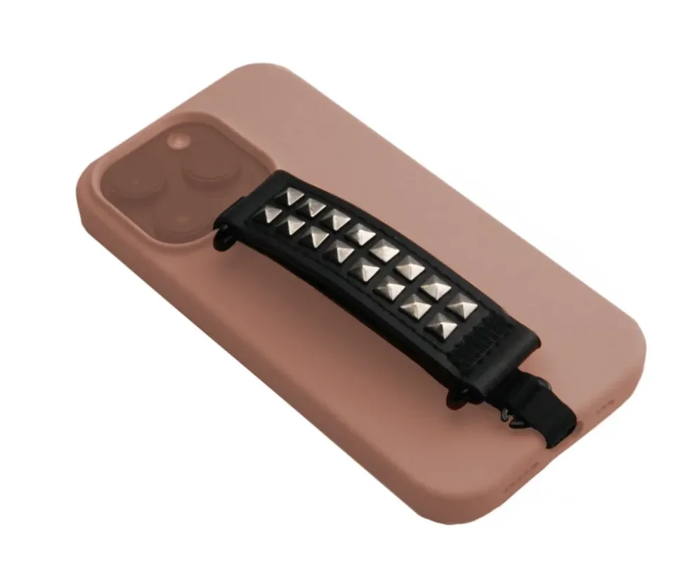 ピンクスマホとスタッズストラップ