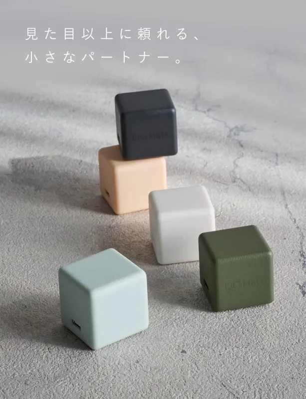 様々な色の小型キューブ型デバイスが床に配置されている画像